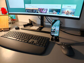 Google Pixel 10a angeschlossen an einem Monitor und mit Logitech MK880 als Eingabegeräten verbunden.