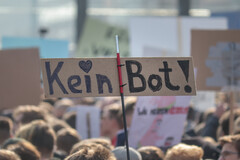 Ein Schild auf der Berliner Demonstration (Quelle: @corniwo / Instagram)