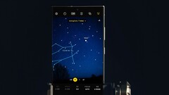 Kann laut Leakern bald nicht nur Astrophotographie sondern auch Satelliten-SMS aber ohne Kamera-Upgrade: Das Samsung Galaxy S24 Ultra. (Bild: Samsung, editiert)