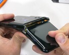 Alles doppelt beim Lenovo Legion Phone Duel 2. Nach dem Bend-Test hat man auch zwei Phone-Hälften in der Hand.