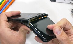 Alles doppelt beim Lenovo Legion Phone Duel 2. Nach dem Bend-Test hat man auch zwei Phone-Hälften in der Hand.