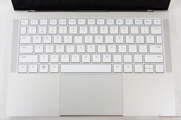 Wer zuvor ein Blade Stealth verwendet hat, fühlt sich mit der Tastatur und dem Clickpad des Book 13 wie zu Hause