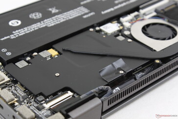 Eine kurze Heatpipe und eine große Kupferblende bedeckt den verlöteten RAM und die verlötete CPU