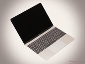 Das 12 Zoll MacBook soll einen geistigen Nachfolger mit iPhone-Prozessor zum günstigeren Preis erhalten.