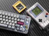 Die neueste Tastatur von Qwertykeys besitzt ein kleines Display für Minispiele. (Bildquelle: Qwertykeys)