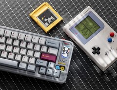 Die neueste Tastatur von Qwertykeys besitzt ein kleines Display für Minispiele. (Bildquelle: Qwertykeys)