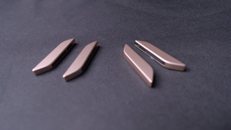 Die sogenannten „Raven Wings“ sind Akkus, die sich seitlich an der Brille befestigen lassen.