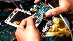 Die EU einigt sich auf recht strenge Update- und Ersatzteil-Regeln für Smartphone- und Tablet-Hersteller. (Bild: Clint Bustrillos, editiert)