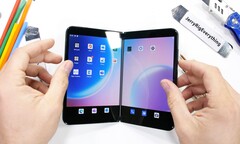Das Microsoft Surface Duo 2 schützt beide Displays durch robustes Gorilla Glass Victus. (Bild: JerryRigEverything)