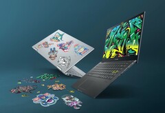 Asus liefert das VivoBook 14 mit Stickern aus, sodass das Notebook auf Wunsch ein wenig kreativer gestaltet werden kann. (Bild: Asus)