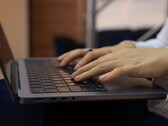 Hände tippen auf der Tastatur eines Laptops