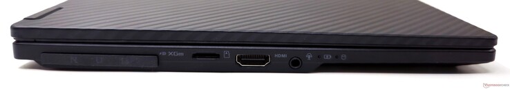 Links: ROG XG Mobile-Schnittstelle, microSD-Kartenleser, HDMI 2.1-Ausgang, 3,5-mm-Kombi-Audioanschluss
