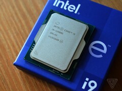 Der Alder Lake Prozessor Intel Core i9-12900K kann nach Übertaktung beeindruckende Benchmark-Rekorde aufstellen (Bild: Tom Warren/The Verge)
