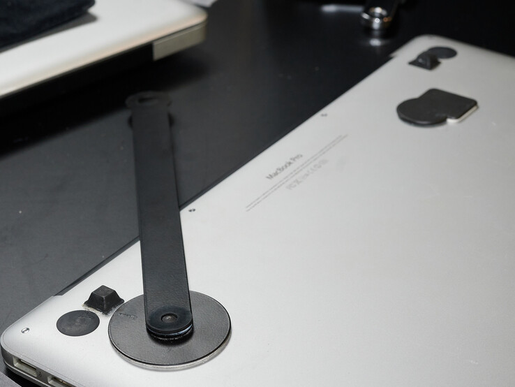 Der Adapter an einem Macbook wird herausgedreht. (Foto: Andreas Sebayang/Notebookcheck.com)