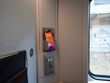 Hier bestückt mit einem iPhone 12 Mini, es ist Platz für größere Smartphones. (Foto: Andreas Sebayang/Notebookcheck.com)