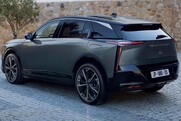 Der neue DS N°7 tritt in die Fußstapfen des Bestsellers DS 7 und ist als vollelektrischer E-Tense mit bis zu 740 Kilometern Reichweite oder als Hybrid-Variante ab 47.700 Euro bestellbar.