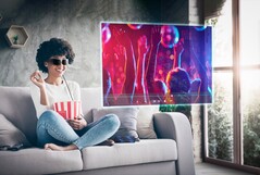 Die Lenovo Glasses T1 erlauben es, unterwegs Filme im Großformat zu schauen. (Bild: Lenovo)