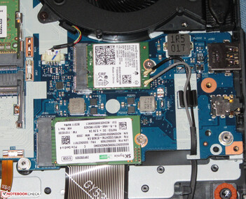 ... verstecken sich die SSD (unten im Bild; NVMe, M.2-2242) und das WLAN-Modul.