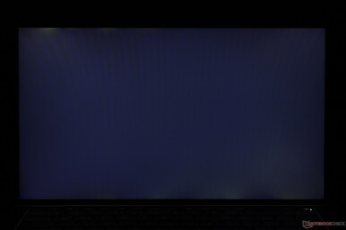 Mäßiges, unregelmäßiges Backlight-Bleeding entlang der oberen und unteren Ränder