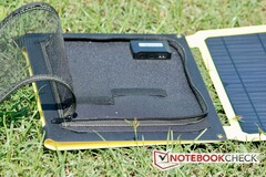 Auf der Rückseite befindet sich eine Reißverschlusstasche, ...