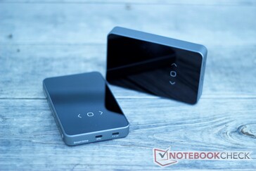 Beide Modelle fühlen sich aufgrund ihres Metall- und Glasgehäuses hochwertig an.