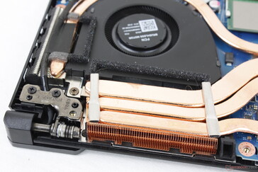 Zwei Lüfter mit einem Durchmesser von ~45 bis 50 mm. Beide Lüfter besitzen 84 Blätter verschiedener Dicke, was laut Asus den Geräuschpegel senken und den Luftstrom um 13 % verbessern soll.