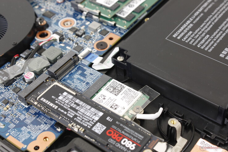 Das herausnehmbare M.2-WLAN-Modul sitzt unter einem der M.2-2280-Steckplätze.