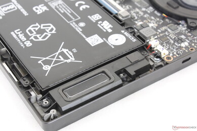 nach unten gerichtete Stereo-Lautsprecher (2x 2 W) nahe der vorderen Ecken