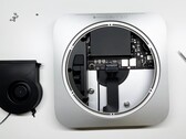 Das Mainboard des neuen Mac Mini enthält viele verlötete Komponenten, im Gehäuse versteckt sich viel leerer Platz. (Bild: Brandon Geekabit, YouTube)