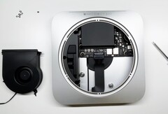 Das Mainboard des neuen Mac Mini enthält viele verlötete Komponenten, im Gehäuse versteckt sich viel leerer Platz. (Bild: Brandon Geekabit, YouTube)