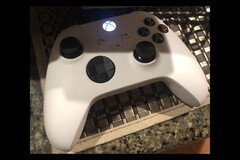 Dieser Xbox-Controller in Weiß und Grau ist auf Reddit aufgetaucht. (Bild: Reddit)
