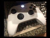 Dieser Xbox-Controller in Weiß und Grau ist auf Reddit aufgetaucht. (Bild: Reddit)