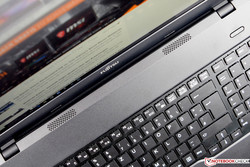 Die Lautsprecher haben ihren Platz oberhalb der Tastatur.