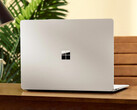 Berichten zufolge soll das Surface „Minos“ in Schwarz und Platin erhältlich sein. Abgebildet ist der Surface Laptop 8.
