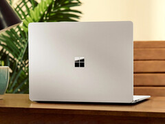Berichten zufolge soll das Surface „Minos“ in Schwarz und Platin erhältlich sein. Abgebildet ist der Surface Laptop 8.