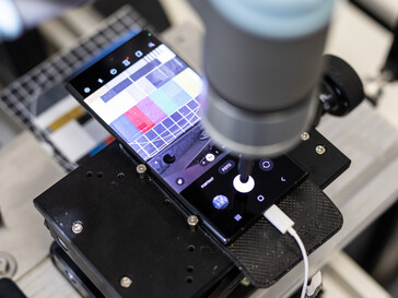 Bild: Stiftung Warentest - Den langwierigen Akkutest bei den Handys übernimmt ein Roboter.