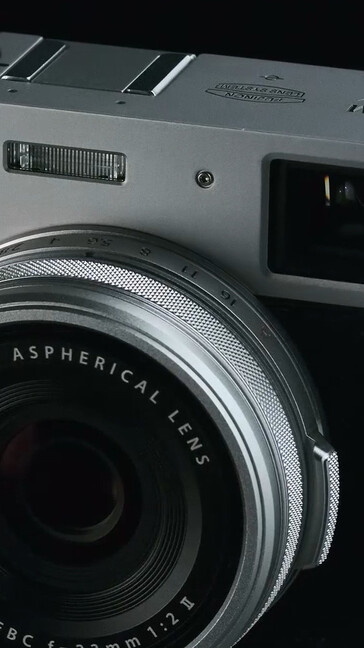 Das Originalobjektiv der X100V sieht deutlich kürzer aus und hat einen schmaleren Fokusring (Quelle: Fujifilm)