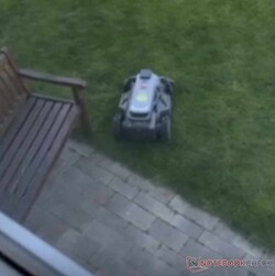 Diese schwere Holzbank hat der Airseekers Tron durch die Gegend geschoben.