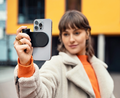Leica bietet erstmals einen offiziellen Kamera-Handgriff für das Apple iPhone an. (Bildquelle: Leica)