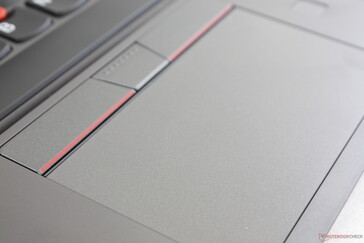 Die dedizierten Maustasten klappern etwas, das integrierte Clickpad ist hingegen leise