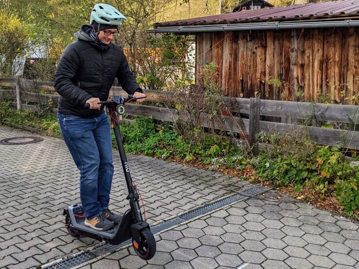 Der Niu KQi3 Max schafft auch Powerwheelies