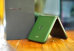 Das Motorola Razr 70 Plus erreicht durch sein neues Titanscharnier mehr Stabilität und Haltbarkeit.