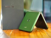 Das Motorola Razr 70 Plus erreicht durch sein neues Titanscharnier mehr Stabilität und Haltbarkeit.