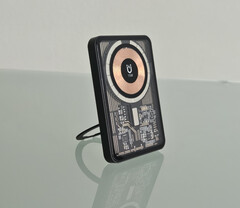 Die RealPower PB-5000 MAG Watch ist eine neue Powerbank im transparenten Design. (Bildquelle: RealPower)