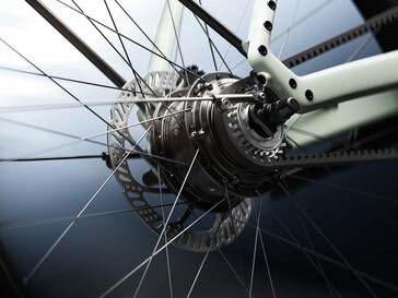 Die Kraftübertragung erfolgt über einen Carbonriemen