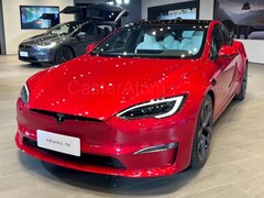 Das neue Tesla Model S kommt offenbar mit neuen Scheinwerfern, Rücklichtern sowie einer CCS-Ladebuchse (Bild: Caster)