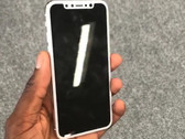 Das iPhone 8 als Dummy beziehungsweise Prototyp in der Hand von Youtuber Marques Brownlee.