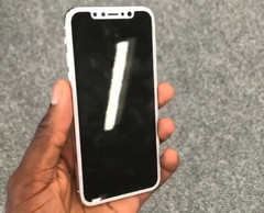 Das iPhone 8 als Dummy beziehungsweise Prototyp in der Hand von Youtuber Marques Brownlee.
