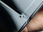 Nur ein Tag Nutzung hinterlässt deutliche Spuren bei Samsungs Falt-Display. (Bild: The Verge)