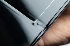 Nur ein Tag Nutzung hinterlässt deutliche Spuren bei Samsungs Falt-Display. (Bild: The Verge)